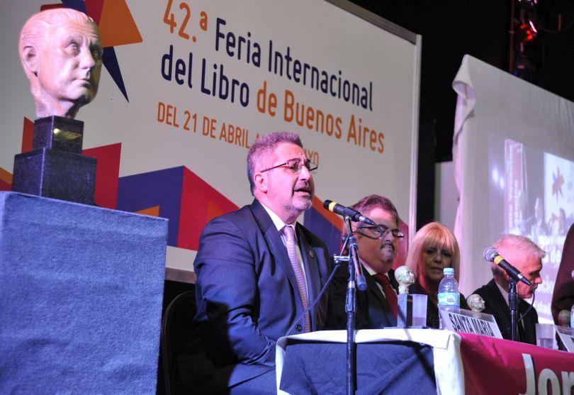 Portada de El Dr. Claudio Santa María fue reconocido en la Feria del Libro con un premio por su trayectoria en educación