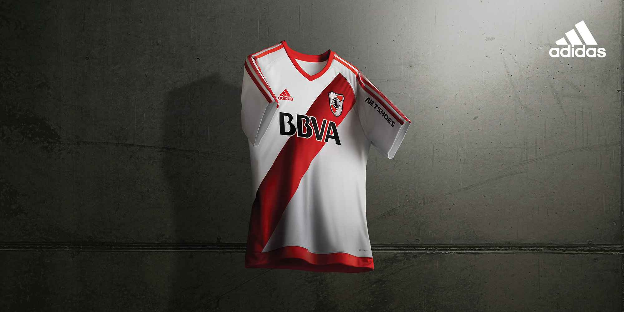 Portada de Adidas presenta la nueva camiseta titular de River Plate