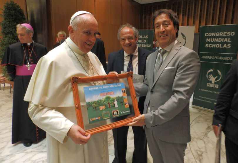 Portada de Creapolis le entrega un diploma al Papa Francisco 