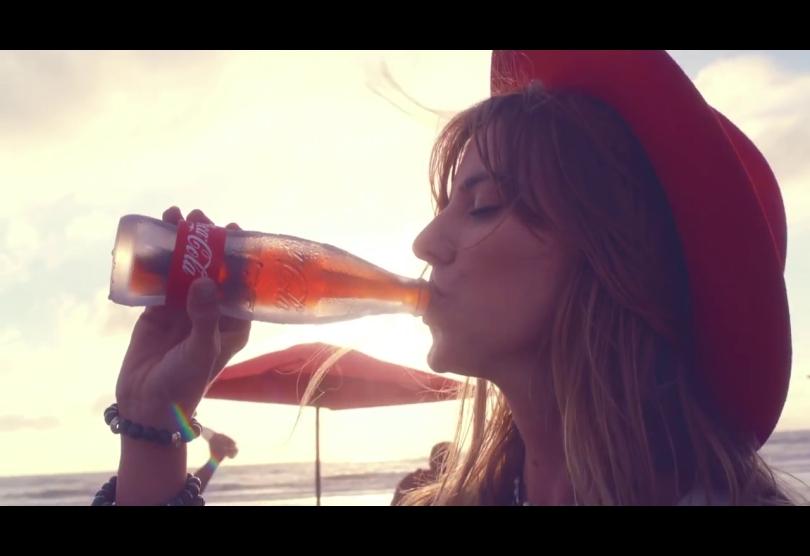 Portada de Coca-Cola refrescó el verano con su botella de hielo