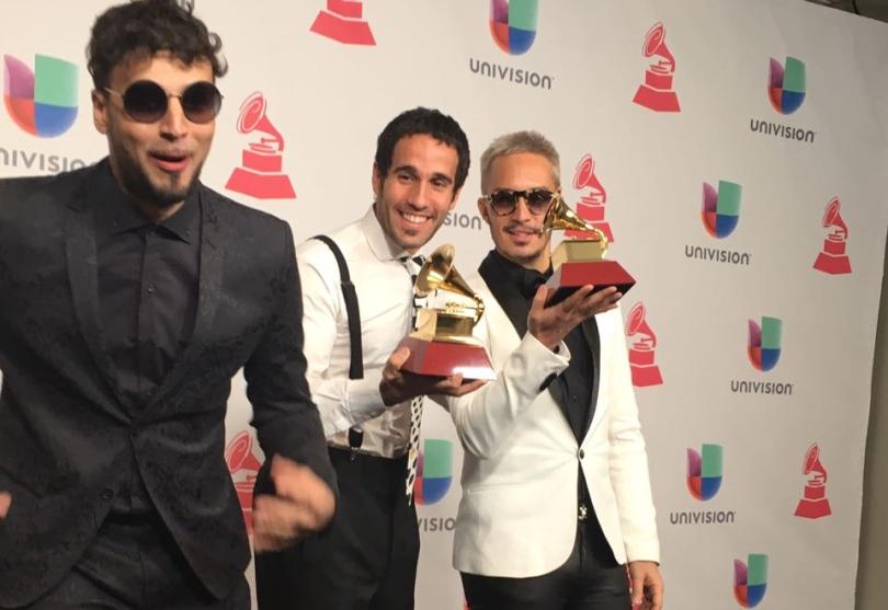 Portada de Hernán Corera, IKV y argentinacine, ganan el Grammy por su video “Gallos Negros”.