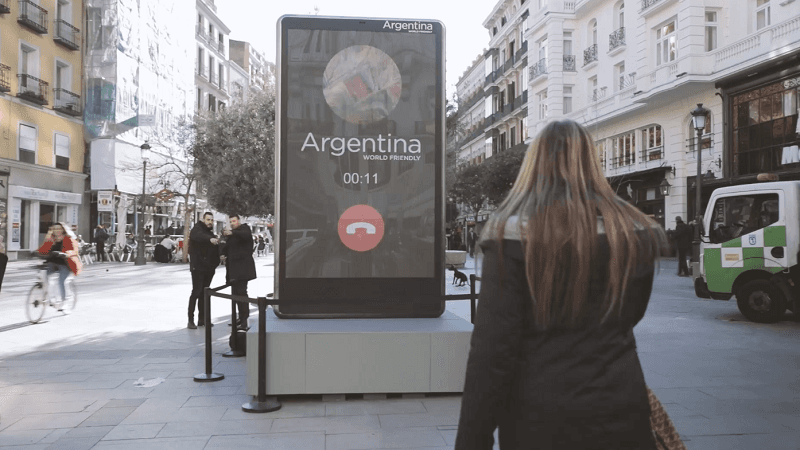 Portada de Turismo de la Nación y Latcom instalaron un celular gigante en Madrid, en el marco de FITUR