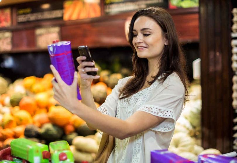 Portada de El 72% de los argentinos utiliza el móvil mientras compra en el supermercado