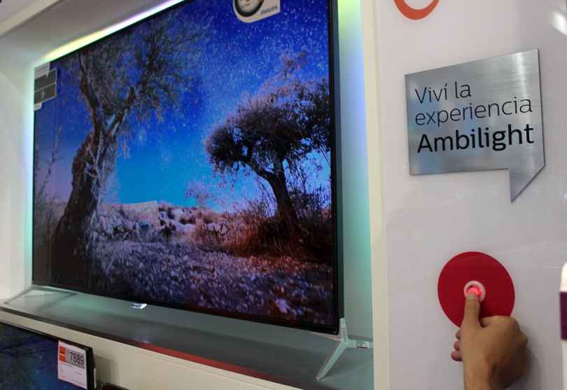 Portada de 5Seis y Grupo Básicos presentan el nuevo mobiliario interactivo de Philips TV en el PDV con el “Botón Ambilight”
