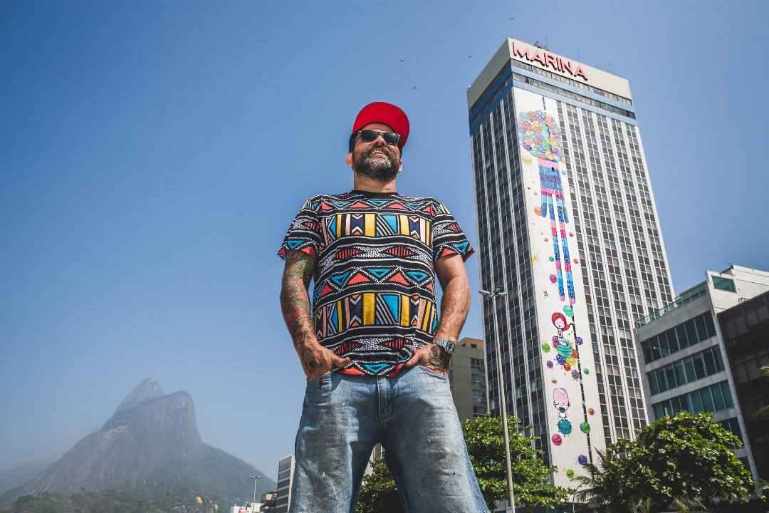 Portada de UP Line junto al artista Toz crean el graffiti más alto de Rio de Janeiro