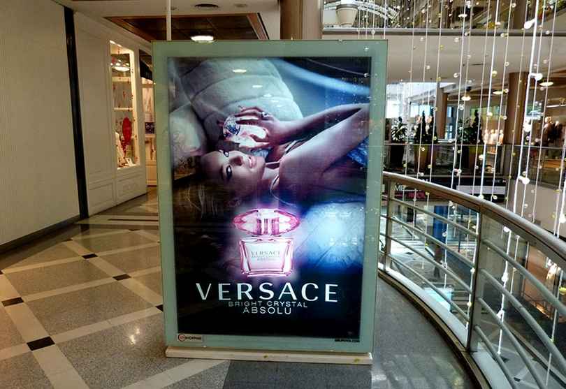 Portada de Versace en los shopping porteños. 